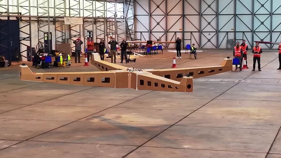 Video: Vzlétl dosud největší dron, vypadá jako z kartonu